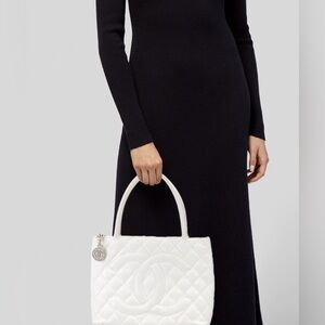 🥳CHANEL CAVIAR MEDALLION CC TOTE IN WHITE.